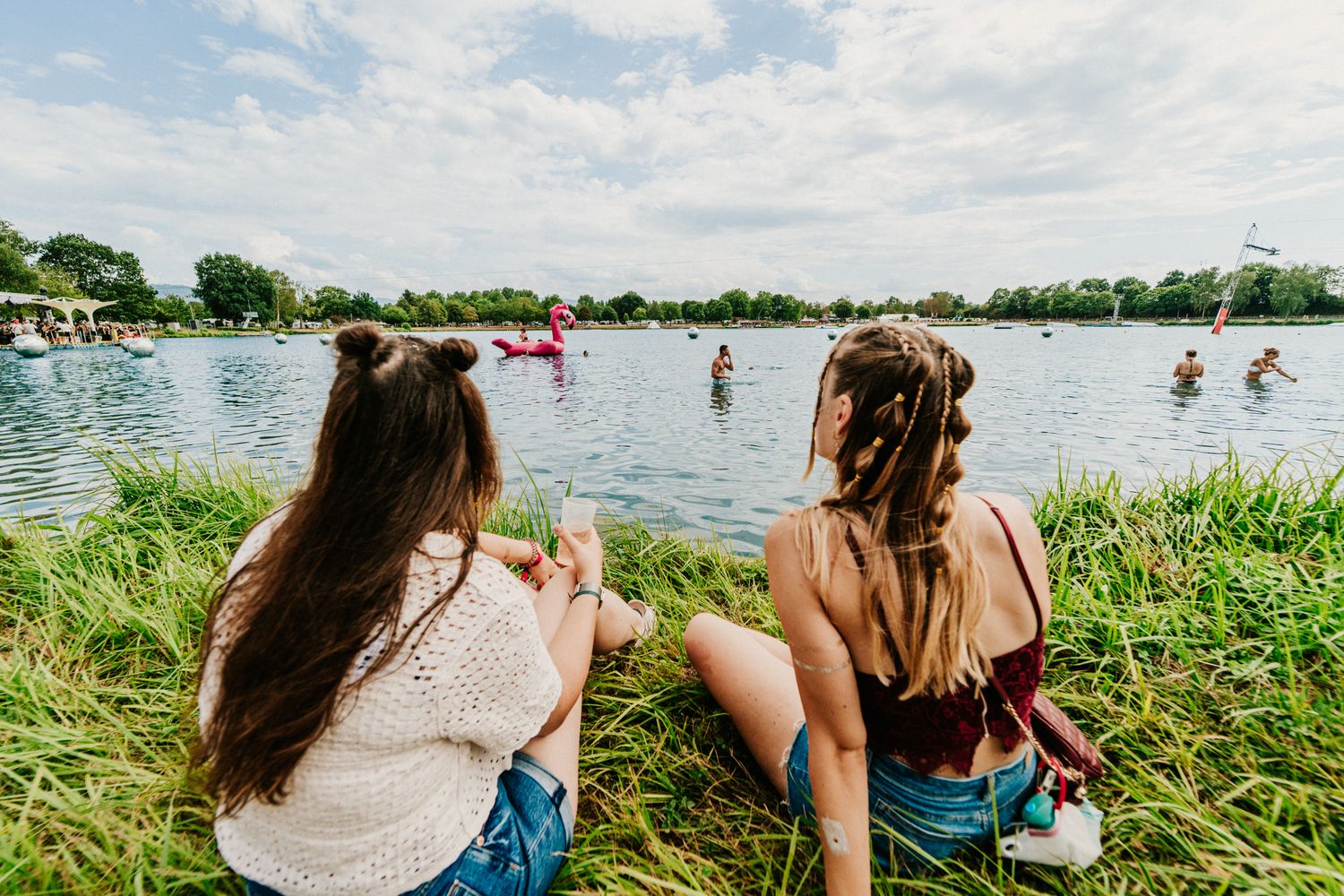 Zwei Festivalgäste am Ufer des Tunisees