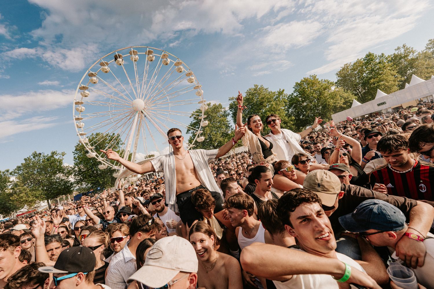 Festivalcrowd vor dem Riesenrad am Tunisee