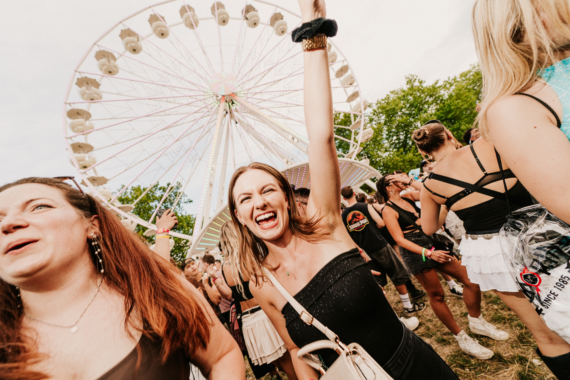 Lachende Festivalbesucherin vor dem Riesenrad bei Sea You
